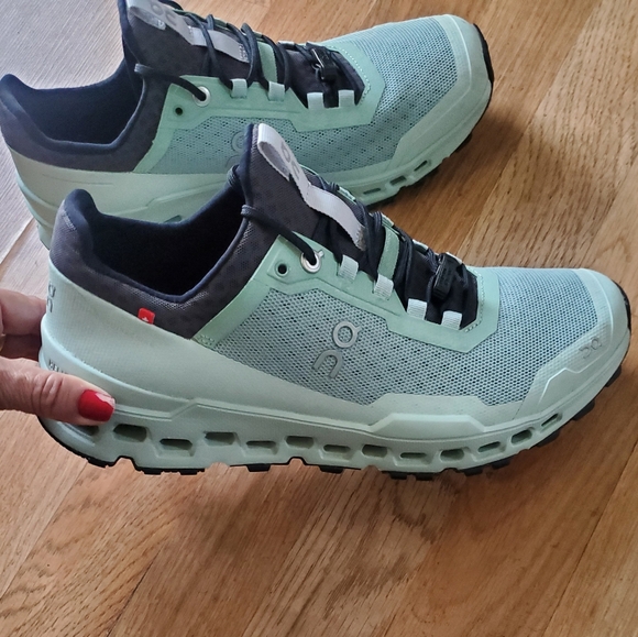On Running Shoes - On Running Cloudultra womans sneakers, size 9